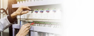 Elektrik mühendisi, kabine kontrolündeki voltaj ve elektrik hattının akımını ölçen bir testçi..