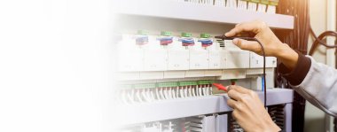 Elektrik mühendisi, kabine kontrolündeki voltaj ve elektrik hattının akımını ölçen bir testçi..