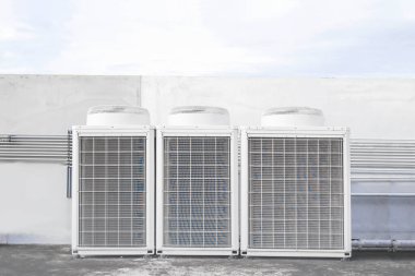 Açık hava ünitesi kompresörü binanın dışına kuruluyor..