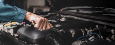 Araba tamircisi araba motoru, araba bakım konsepti üzerinde çalışıyor..