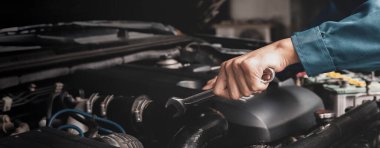 Araba tamircisi araba motoru, araba bakım konsepti üzerinde çalışıyor..