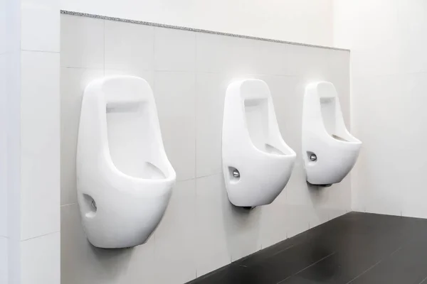 Aseo Público Limpio Moderno Azulejos Blancos Urinario —  Fotos de Stock