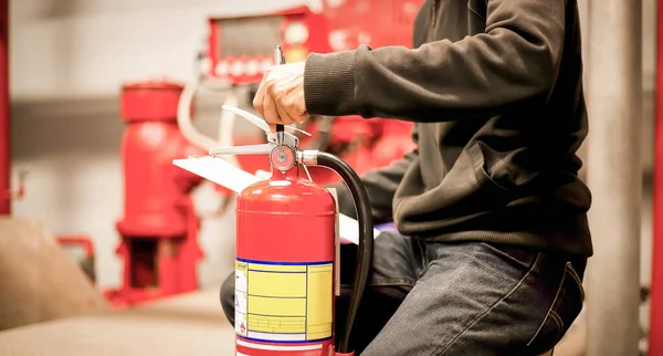 Mühendis Endüstriyel Yangın Kontrol Sistemini Yangın Alarmı Kontrolörünü Yangın Uyarıcısını — Stok fotoğraf