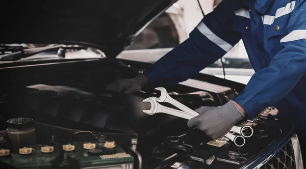 Tamirci Garajdaki Arabanın Motoru Üzerinde Çalışıyor Araba Teftiş Hizmeti Araba — Stok fotoğraf