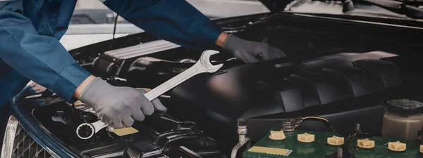 Mecánico Trabaja Motor Del Coche Garaje Concepto Servicio Inspección Automóviles —  Fotos de Stock