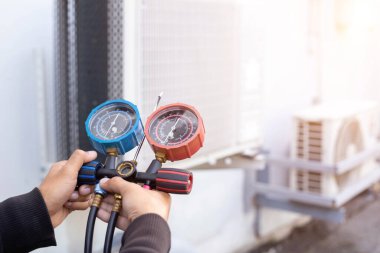 Teknisyen havalandırmayı kontrol ediyor..