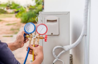 Teknisyen havalandırmayı kontrol ediyor..