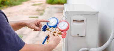 Teknisyen havalandırmayı kontrol ediyor..