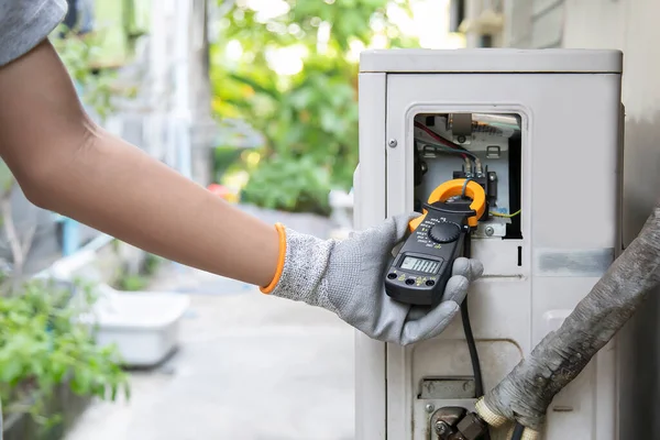 Tekniker Som Kontrollerar Luftkonditioneringsapparatens Funktion — Stockfoto