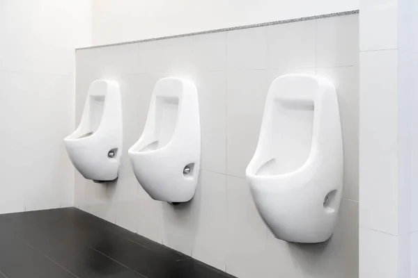 Publiczna Toaleta Czyste Nowoczesne Białe Płytki Pisuar — Zdjęcie stockowe