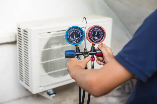 Teknisyen havalandırmayı kontrol ediyor..