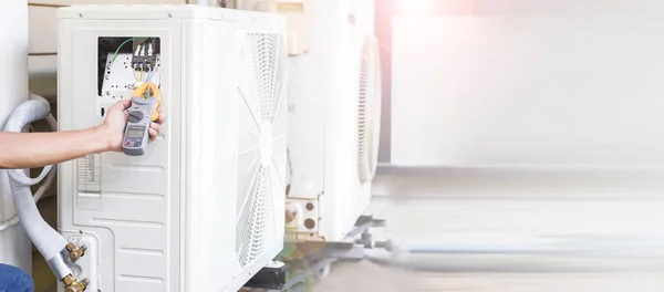 Technician Checking Operation Air Conditioner — Fotografia de Stock