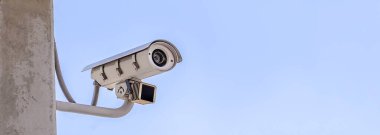 Binanın güvenlik konsepti dışına yerleştirilmiş CCTV kameraları.