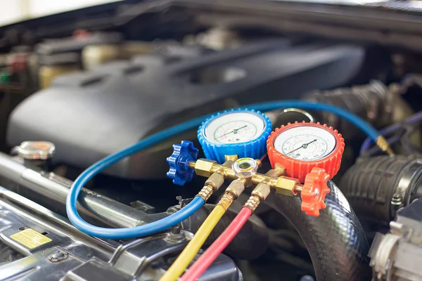 Autó Légkondicionáló Ellenőrzés Szolgáltatás Szivárgás Észlelése Töltse Hűtőközeg — Stock Fotó