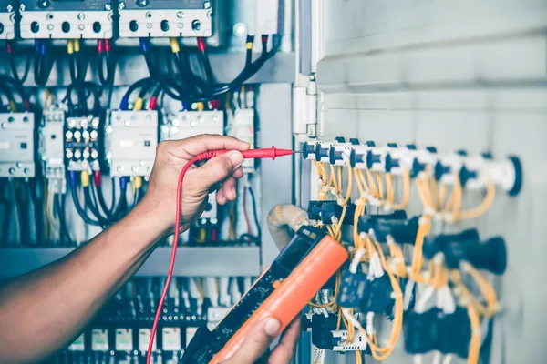 Electrical Engineer Checking Operation Electrical Control Cabinet Maintenance Concept — Stok fotoğraf