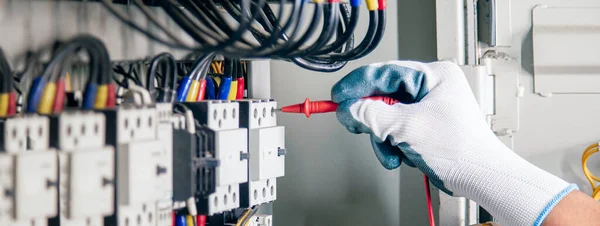 Electrical Engineer Checking Operation Electrical Control Cabinet Maintenance Concept — Fotografia de Stock