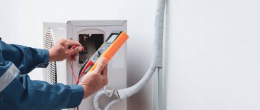 Açık hava ünitesi kompresörü binanın dışına kuruluyor..