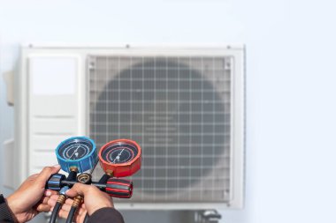 Teknisyen havalandırmayı kontrol ediyor.