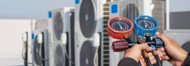 Teknisyen havalandırmayı kontrol ediyor.