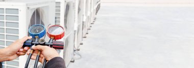 Teknisyen havalandırmayı kontrol ediyor.