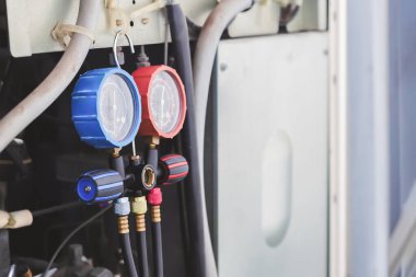 Teknisyen havalandırmayı kontrol ediyor.