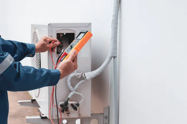 Technician Checking Operation Air Conditioner — Fotografia de Stock