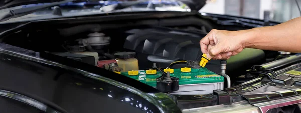 Automobiel Monteur Reparateur Controleren Van Een Auto Motor Met Inspectie — Stockfoto