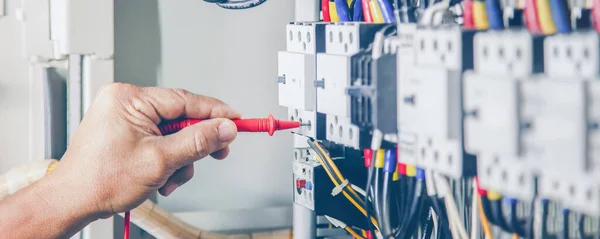 Teknisyen Elektrik Kontrol Ekipmanlarını Kontrol Ediyor — Stok fotoğraf