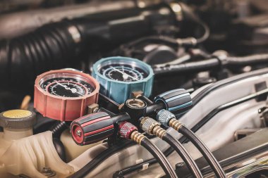 Araç havalandırma kontrol servisi, sızıntı tespit, soğutucuyu doldur. Uzman teknisyenler tarafından arabada soğutma aleti ve sayaç..