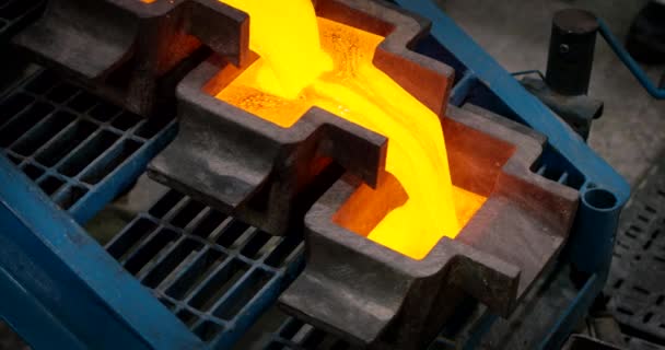 Sıvı Altın Kepçe Altın Külçesine Dökülüyor Değerli Metal Üretimi — Stok video