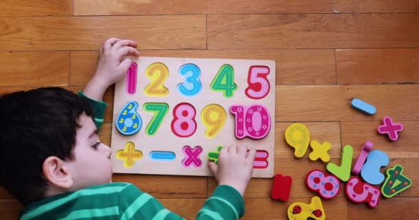 Vista Dall Alto Bambino Che Gioca Sul Tavolo Numerico Sul — Video Stock