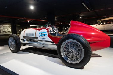 06 Mayıs 2022, Azerbaycan, Bakü, Heydar Aliyev Merkezi - Klasik Araba Sergisi. Ford V8 Monoposto Indianapolis tarzı 1936 Amerikan klasik yarış arabası sergisi.