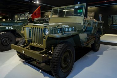 06 Mayıs 2022, Azerbaycan, Bakü, Heydar Aliyev Merkezi - Klasik Araba Sergisi. Willys MB 1944. Amerikan Ordusu kamyonu. İkinci Dünya Savaşı 'nın tüm arazi araçları..