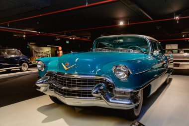 06 Mayıs 2022, Azerbaycan, Bakü, Heydar Aliyev Merkezi - Klasik Araba Sergisi. Cadillac Coupe Deville 1955. Retro araba sergileniyor.
