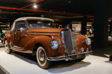 06 Mayıs 2022, Azerbaycan, Bakü, Heydar Aliyev Merkezi - Klasik Araba Sergisi. Lüks Mercedes-Benz 220 Cabriolet A (1952)