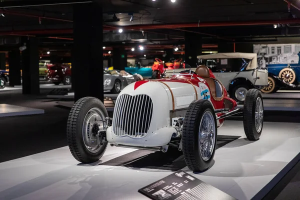 06 Mayıs 2022, Azerbaycan, Bakü, Heydar Aliyev Merkezi - Klasik Araba Sergisi. Ford V8 Monoposto Indianapolis tarzı 1936 Amerikan klasik yarış arabası sergisi.