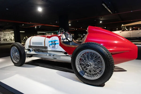06 Mayıs 2022, Azerbaycan, Bakü, Heydar Aliyev Merkezi - Klasik Araba Sergisi. Ford V8 Monoposto Indianapolis tarzı 1936 Amerikan klasik yarış arabası sergisi.