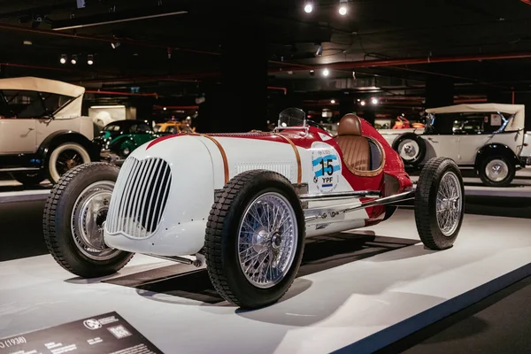 06 Mayıs 2022, Azerbaycan, Bakü, Heydar Aliyev Merkezi - Klasik Araba Sergisi. Ford V8 Monoposto Indianapolis tarzı 1936 Amerikan klasik yarış arabası sergisi.