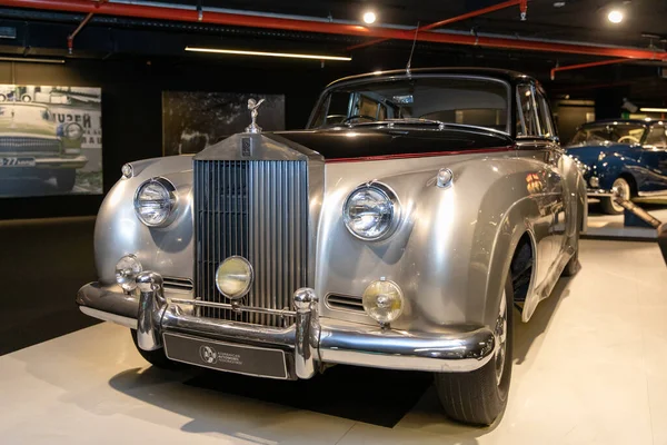 06 Mayıs 2022, Azerbaycan, Bakü, Heydar Aliyev Merkezi - Klasik Araba Sergisi. Rolls-Royce Gümüş Bulut.