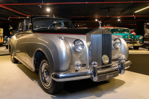 06 Mayıs 2022, Azerbaycan, Bakü, Heydar Aliyev Merkezi - Klasik Araba Sergisi. Rolls-Royce Gümüş Bulut.