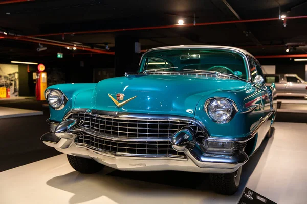 06 Mayıs 2022, Azerbaycan, Bakü, Heydar Aliyev Merkezi - Klasik Araba Sergisi. Cadillac Coupe Deville 1955. Retro araba sergileniyor.