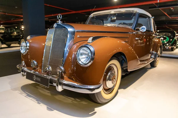 May 2022 Azerbaijan Baku Heydar Aliyev Center Classic Car Exhibition — стоковое фото