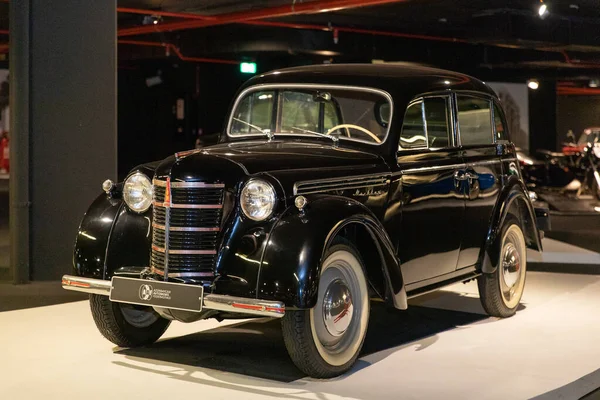 May 2022 Azerbaijan Baku Heydar Aliyev Center Classic Car Exhibition — стоковое фото