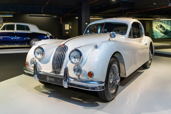 06 Mayıs 2022, Azerbaycan, Bakü, Heydar Aliyev Merkezi - Klasik Araba Sergisi