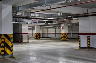 Boş yeraltı otoparkı. Boş iş merkezi. Yeraltı otoparkı.