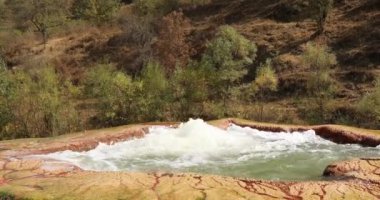 Doğa gölünde kaynar su. Jeotermal bölgede kaynayan ve kaynayan kaplıca. Azerbaycan 'da gayzer patlaması