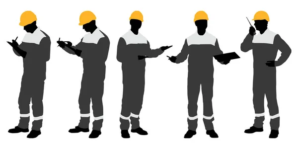 带钢盔的一组工人的轮廓 在白色上孤立的向量平面样式图解 — 图库矢量图片