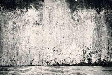 Beton zemin ve eski sokakların beton duvarları.