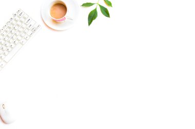 Üst görünüm ofis masası bilgisayar tablosu beyaz klavye, not defteri, beyaz arkaplanda kopyalama alanı.