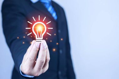 İş Adamı Simge Ampulüne Dokunuyor. Yenilikçi ilhamla kavramı. İnternetteki büyük verilerden elde edilen bilgilere dayanan yeni fikirlerden yenilikçi teknolojiye geçiş.